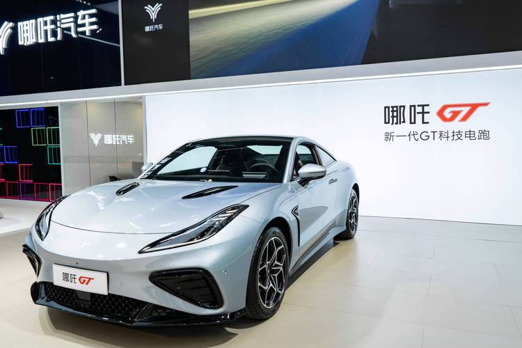 重庆239哪吒汽车在智能汽车领域的表现，领途汽车在新能源汽车市场中的影响力